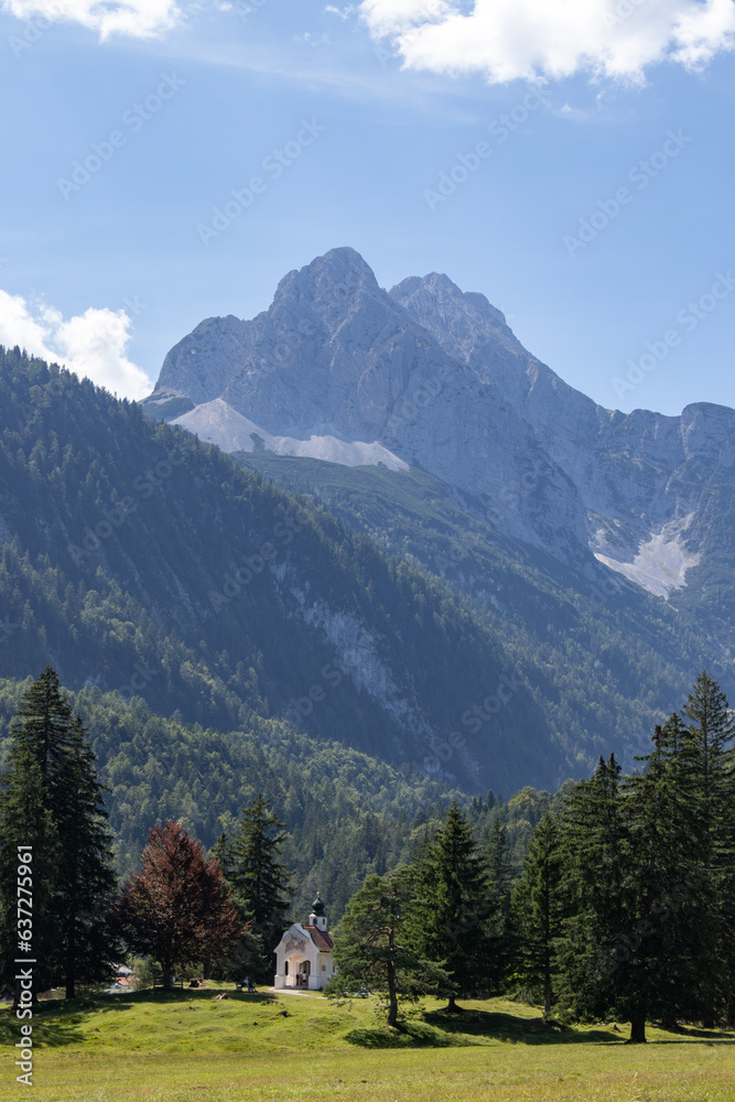 Wettersteinspitze vom Lautersee bei Mittenwald aus
