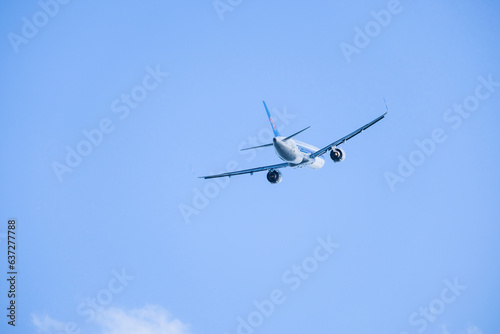 青空と離陸する飛行機