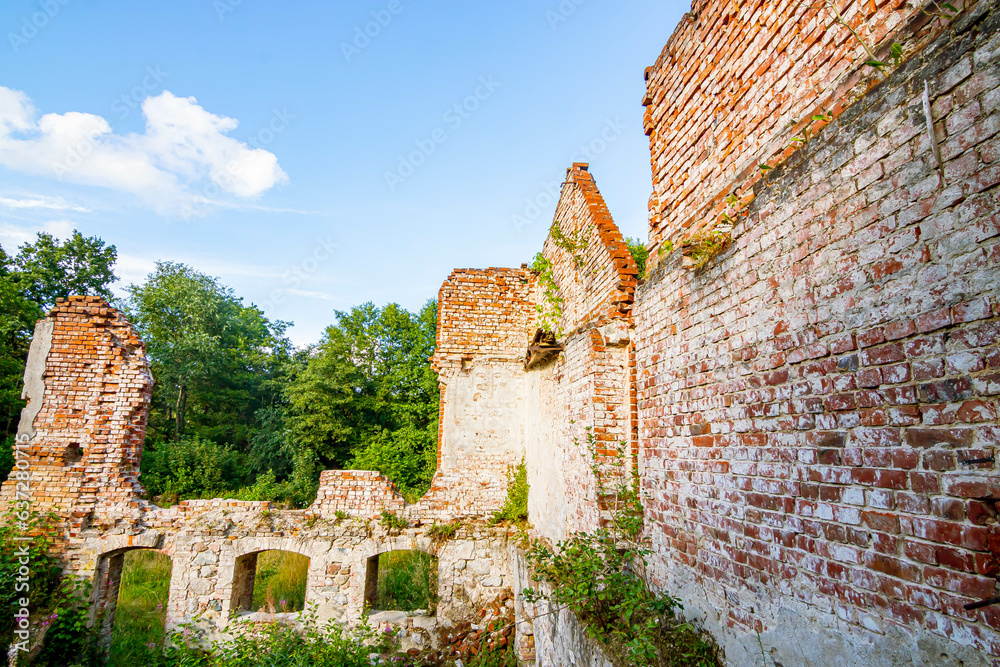 Ruiny mur ceglany