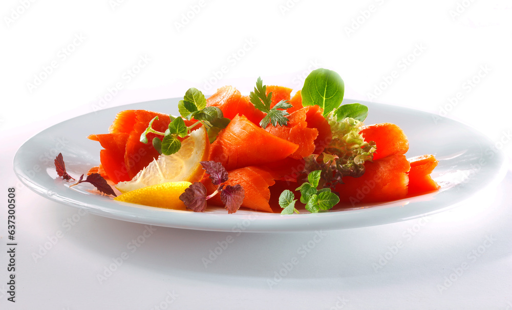 Wildlachs auf Porzellanteller mit Zitrone und Salat Wildlachs auf Porzellanteller mit Zitrone und Salat