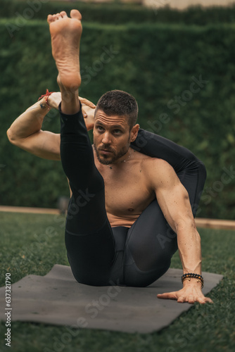 Fototapeta Naklejka Na Ścianę i Meble -  man doing yoga in a park