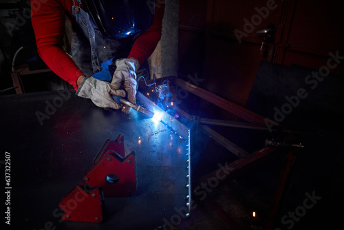 Unrecognizable man making welding seams © ADDICTIVE STOCK CORE