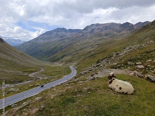 Passo di montagna, strada sulle alpi austriache, passo del rombo photo