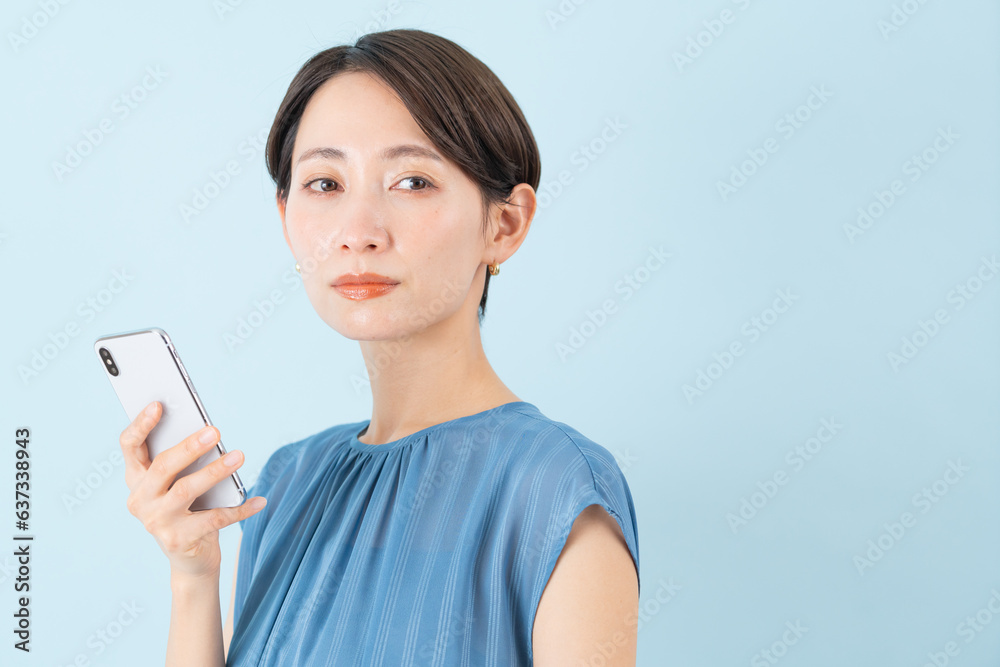 スマホを持つ女性 スマホを持つ女性