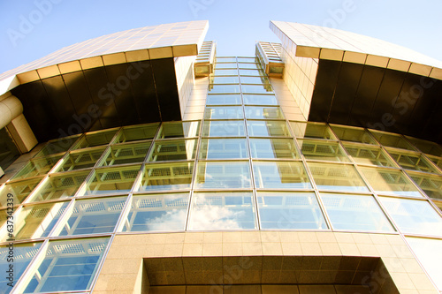Foto Opera Bastille building facade, a modern opera house located on the place de la Bastille in Paris, France