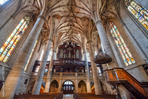 Innenansicht des Heilig-Kreuz-Münster in Schwäbisch Gmünd mit seinem Netzgewölbe, Säulen, Orgel und Kirchenfenstern