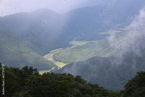 山頂から見た集落 © Tomhan