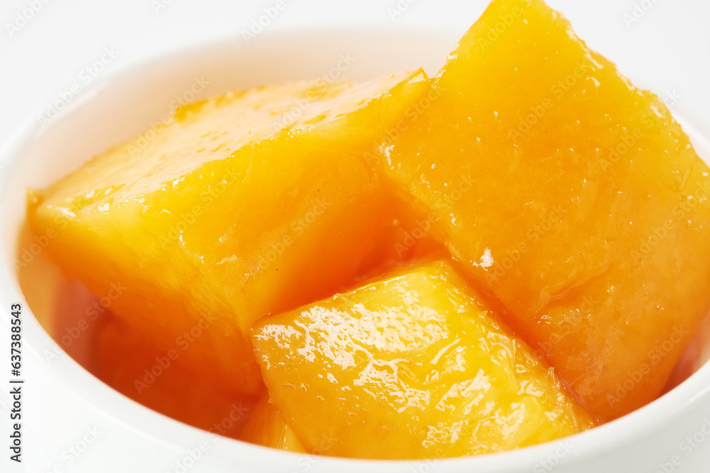 黄桃（黄金桃）の実を白背景で