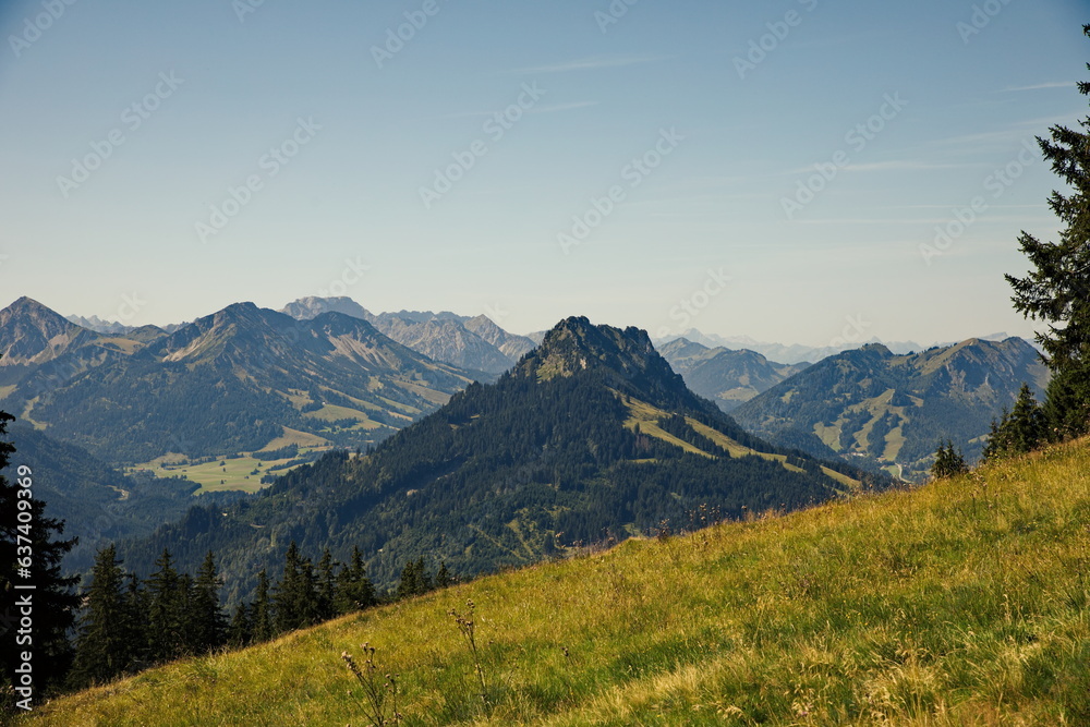 Blich auf den Sorgschrofen und die dahinterliegenden Alpen, Berggipfel im Hochsommer,
