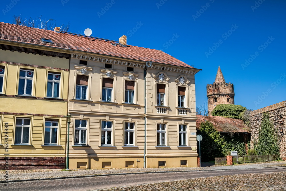gransee, deutschland - sanierte altbauten an der stadtmauer mit pulverturm