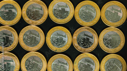 moedas de um real em um fundo preto photo