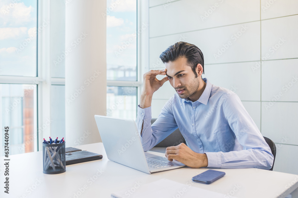 Fototapeta premium Young indian businessman using pc