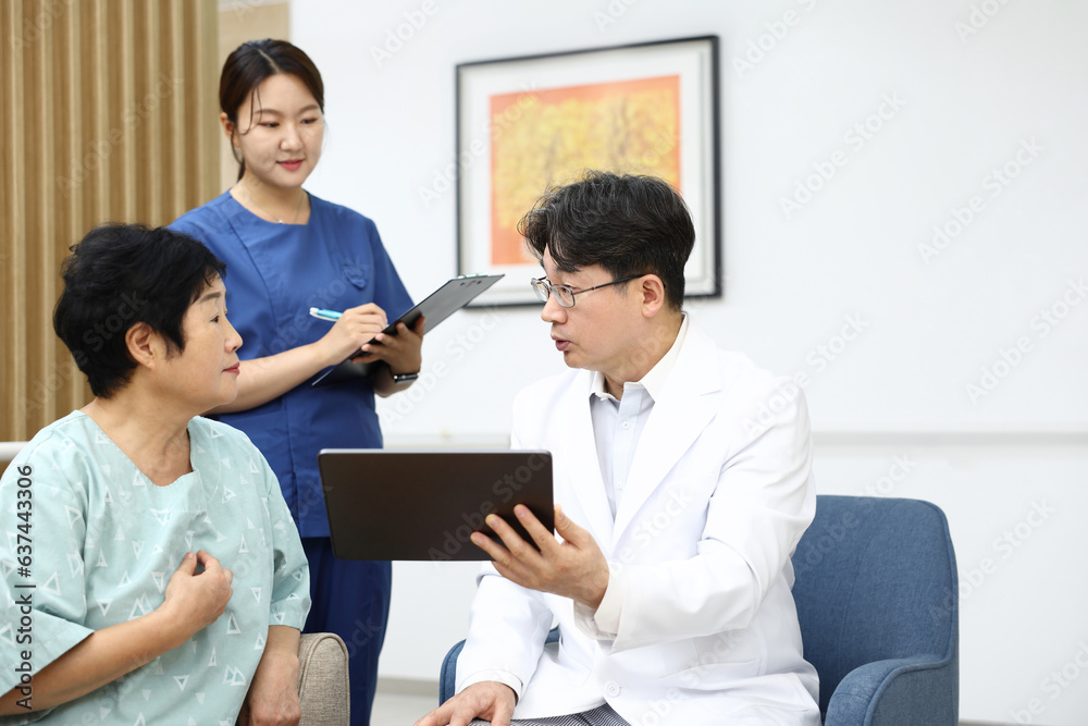 병원에서 의사와 간호사와 환자가 회진 중 진료 상담하는 모습 병원에서 의사와 간호사와 환자가 회진 중 진료 상담하는 모습