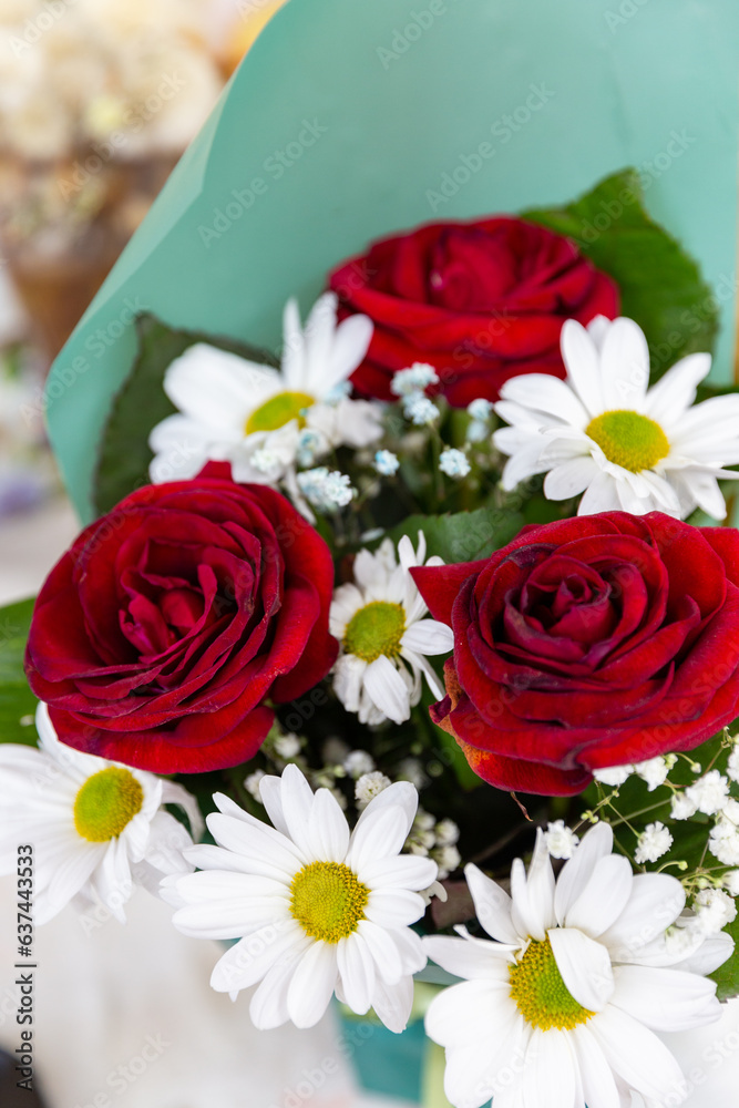 Fototapeta premium a bouquet of red roses and white daisies