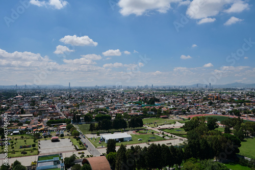 Vista de la Ciudad de Puebla y Cholula desde la piramide y Santuario de Nuestra Señora de los Remedios