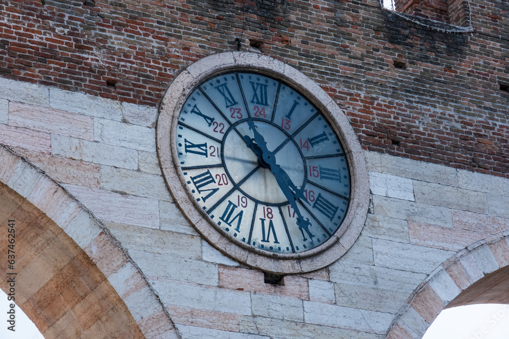 Schöne alte Uhr in der Stadtmauer Veronas