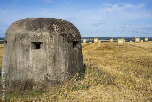 Betonowy pancerz osłaniający - zabytek fortyfikacji pozostały po II wojnie światowej.