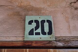 Numéro 20. Numéro de rue peint au pochoir.