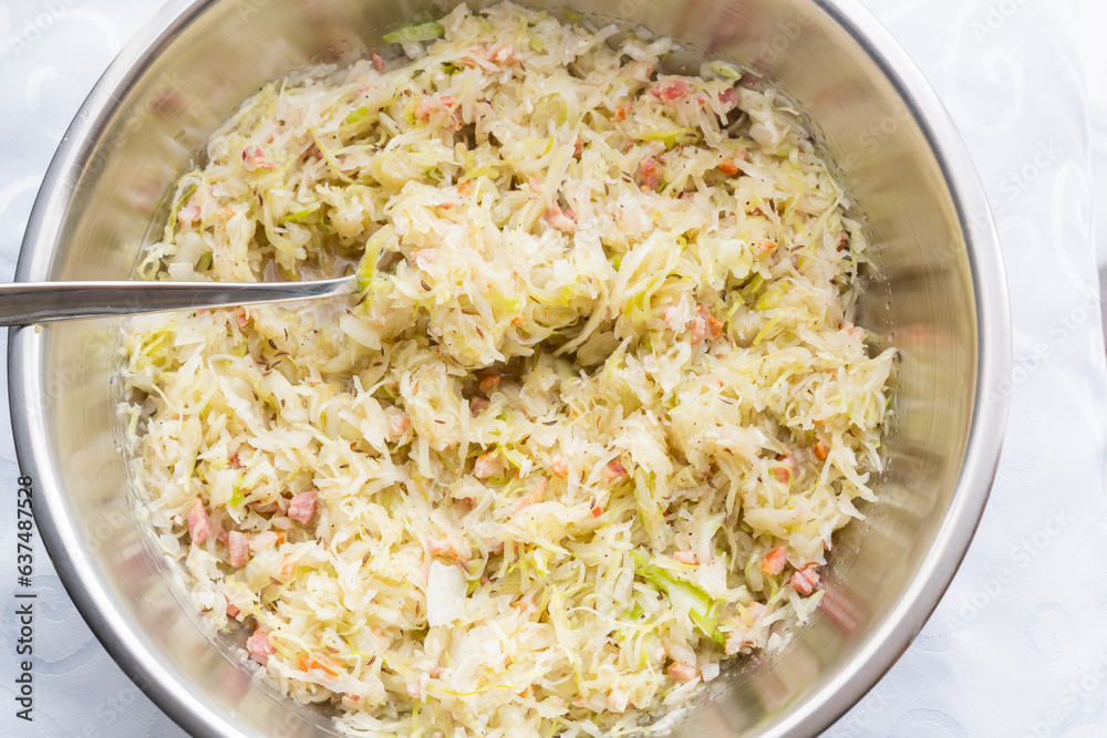 krautsalat mit speck und zwiebel beim anmachen marinieren krautsalat mit speck und zwiebel beim anmachen marinieren