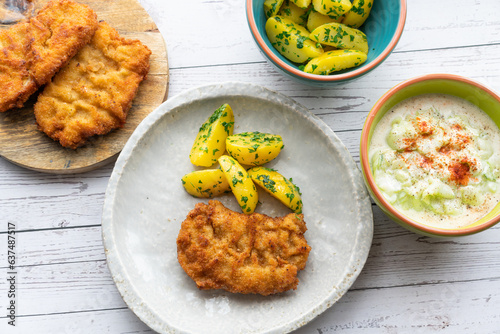 schnitzel wiener paniert von oben fotografiert 