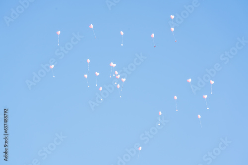 Herzen Luftballons fliegen in den Himmel hinein 