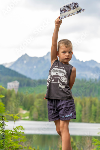 Obraz na płótnie child in the mountains w salonie