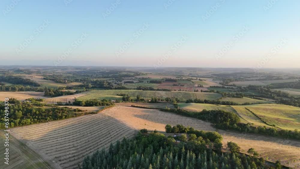 Survol au dessus de la campagne Française dans le Gers 
