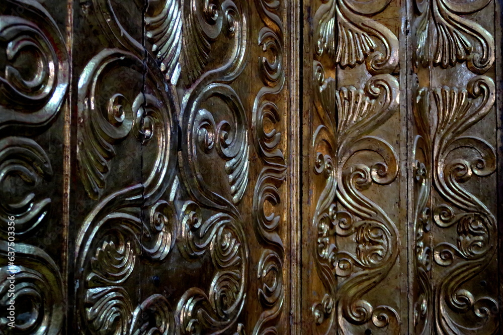 Porte en bois sculptée. Détail. Porte en bois sculptée. Détail.