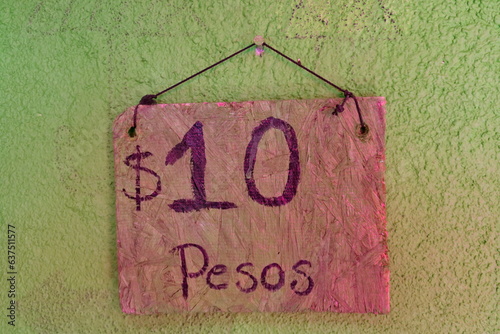 10 Pesos.  Etiquette de prix sur un mur.