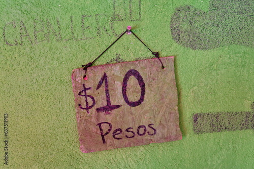 10 Pesos.  Etiquette de prix sur un mur.