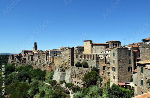 Alte Häuser am Stadtrand von Pitigliano photo