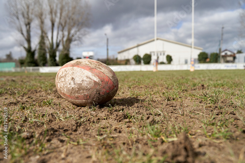 ballon de rugby dans la boue photo