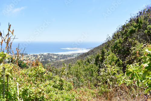 Sendero natural frente al mar para turistas  photo