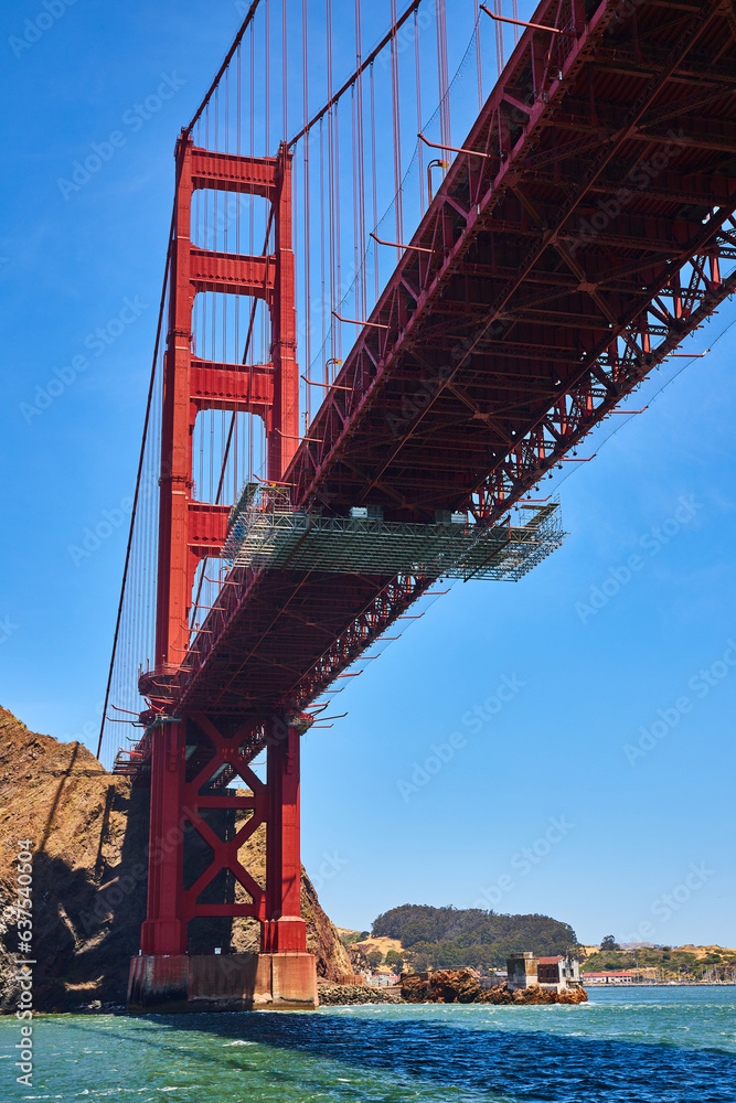 Obraz premium Underside view of Golden Gate Bridge on bright summer day with clear blue skies