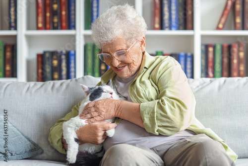 Bild auf Leinwand Senior woman with cute cat resting at home