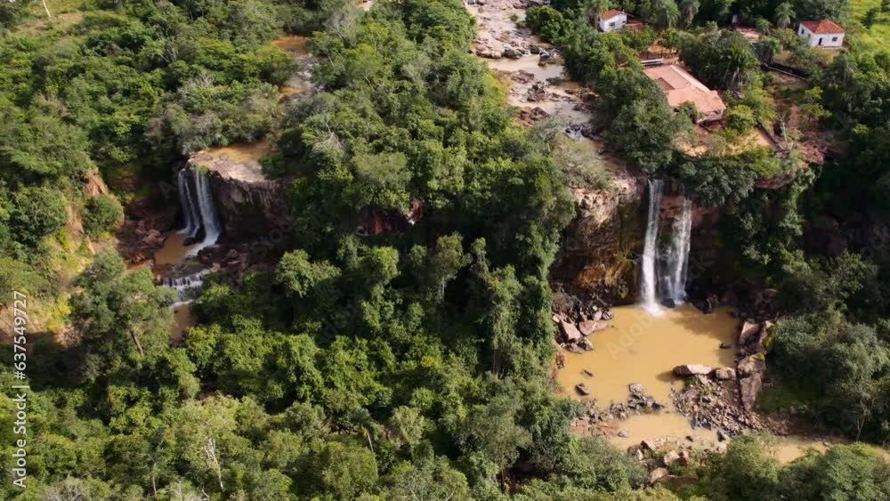 Vídeo aéreo, duas Cachoeiras lado a lado em Chapada dos Guimarães, Mato Grosso, Brasil, América do Sul, vídeo 4k	