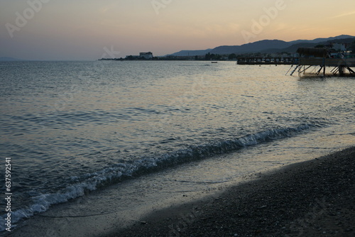 Blick vom Strand in Altinoluk im romantischen Licht der untergehenden Sonne auf den Golf von Edremit am Ägäischen Meer in der Provinz Balikesir in der Türkei photo