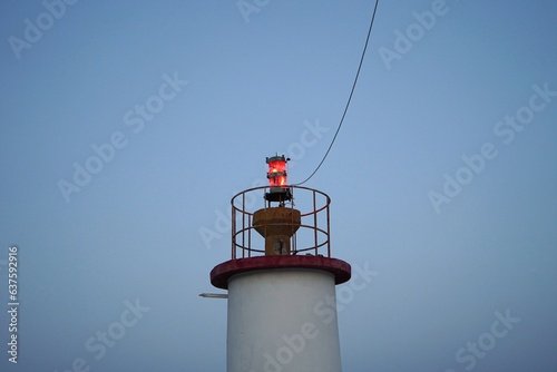 Leuchtfeuer in Rot im romantischen Licht der untergehenden Sonne am Abend an der Einfahrt zum Yachthafen von Altinoluk am Golf von Edremit am Ägäischen Meer in der Provinz Balikesir in der Türkei photo