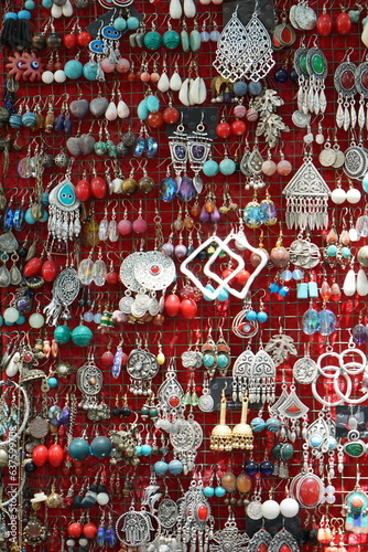 Sortiment mit Ohrringen und Ohrhängern als Modeschmuck für Touristen vor einem Antiquitätenläden an der Grünen Moschee bei Sonnenschein in der Altstadt von Bursa am Uludag Gebirge in der Türkei