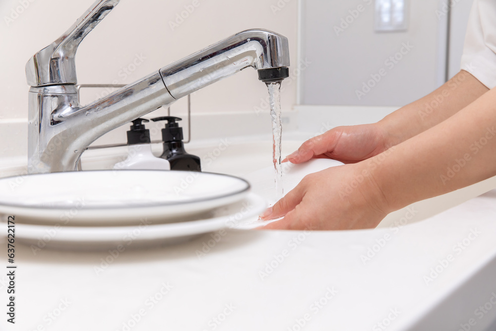 スポンジをもみ出す手元 The hand that squeezes out the sponge スポンジをもみ出す手元 The hand that squeezes out the sponge