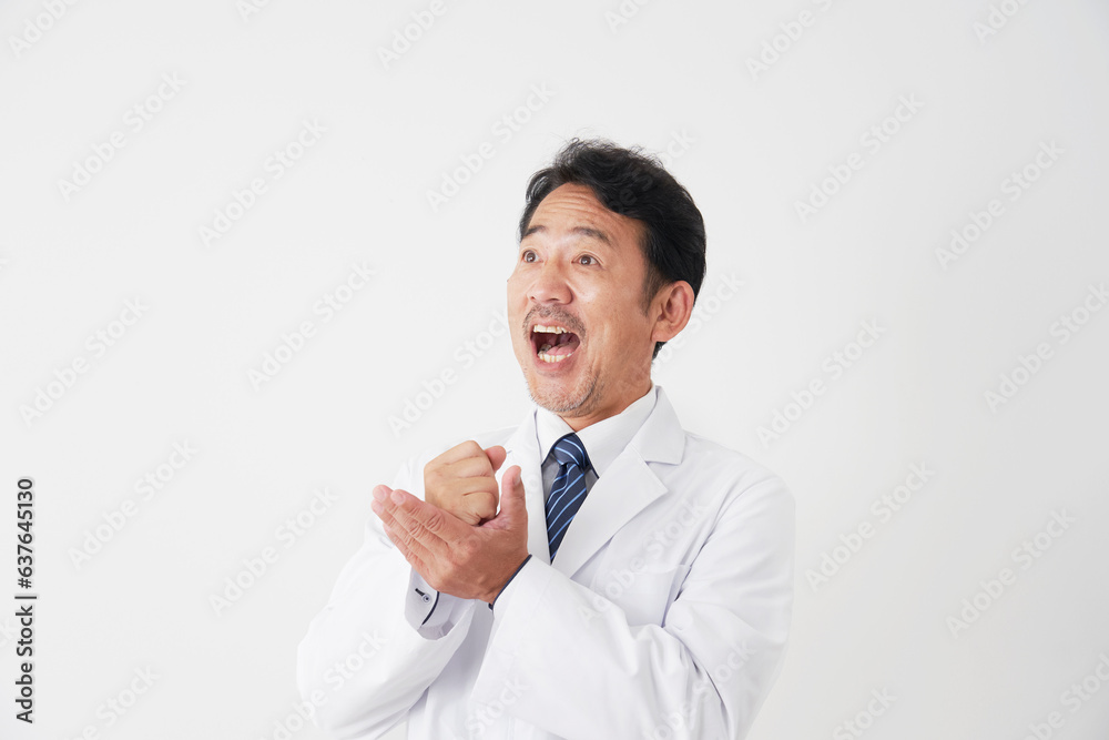 ひらめくミドルエイジの医師　白背景