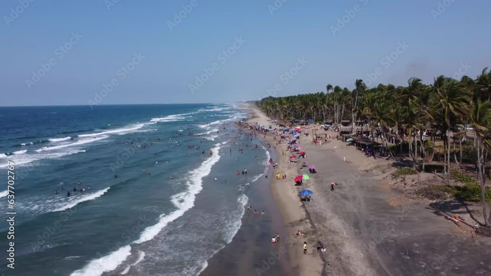 Vista aérea de la playa. Hermosa playa, vista de drone, olas brillantes Toma aérea , 4k  Aerial view of the beach,  the beach. Beautiful aerial beach, drone view, Aerial shot