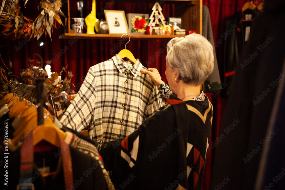 ブティックを経営するモダンなシニア女性