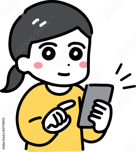 笑顔でスマホを操作している私服の女性
