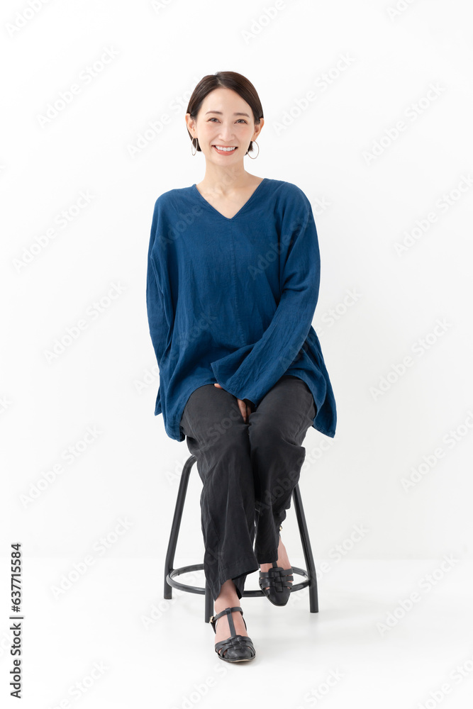 椅子に座る女性　カジュアル　全身
