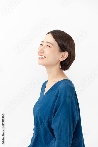笑顔の女性ポートレート 横顔