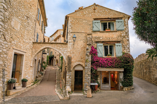 Tradycyjne stare kamienne domy na ulicy w średniowiecznym mieście Saint Paul de Vence na Riwierze Francuskiej na południu Francji