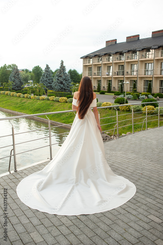 Obraz premium Fashion bride in wedding dress. Summer wedding