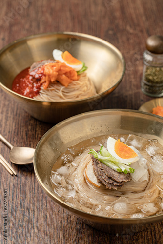 물냉면과 비빔냉면이 놓여진 테이블 photo