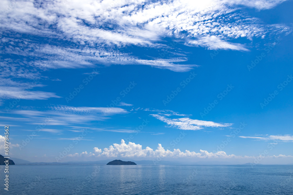 竹生島と夏雲